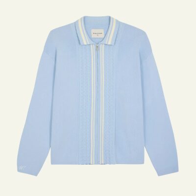 Le cardigan bleu à manches longues